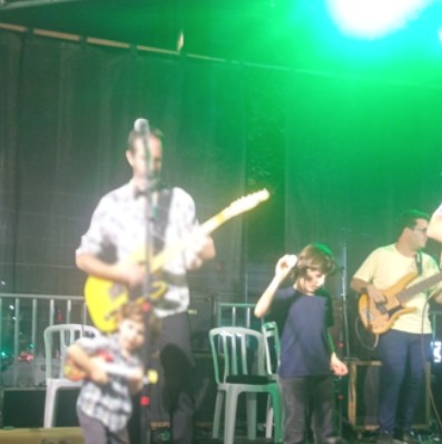 Crianças experimentando instrumentos musicais